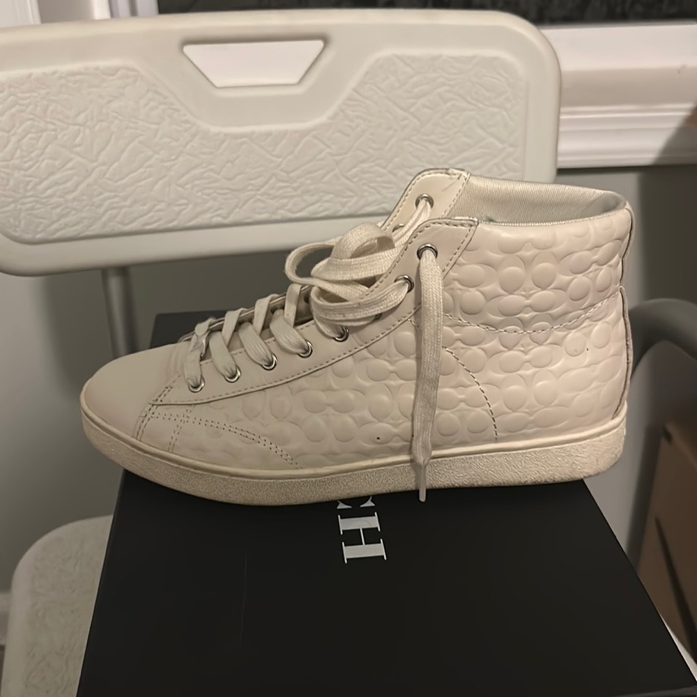 Leather cream Coach tennis. Barely worn, very comfortable. Taken good care of